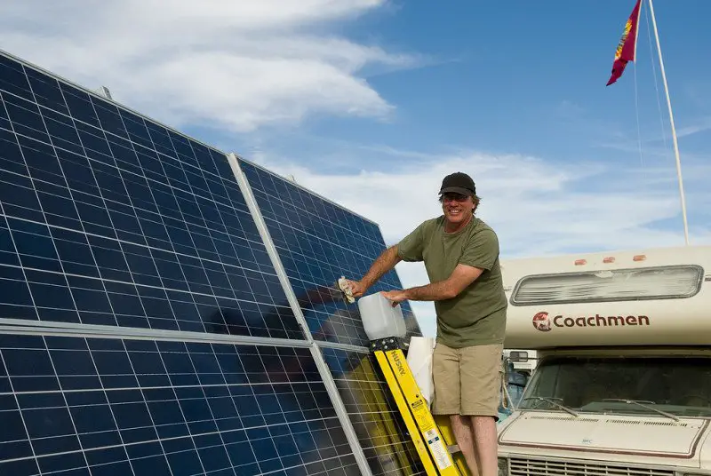 How to Clean Solar Panels: DIY Systems