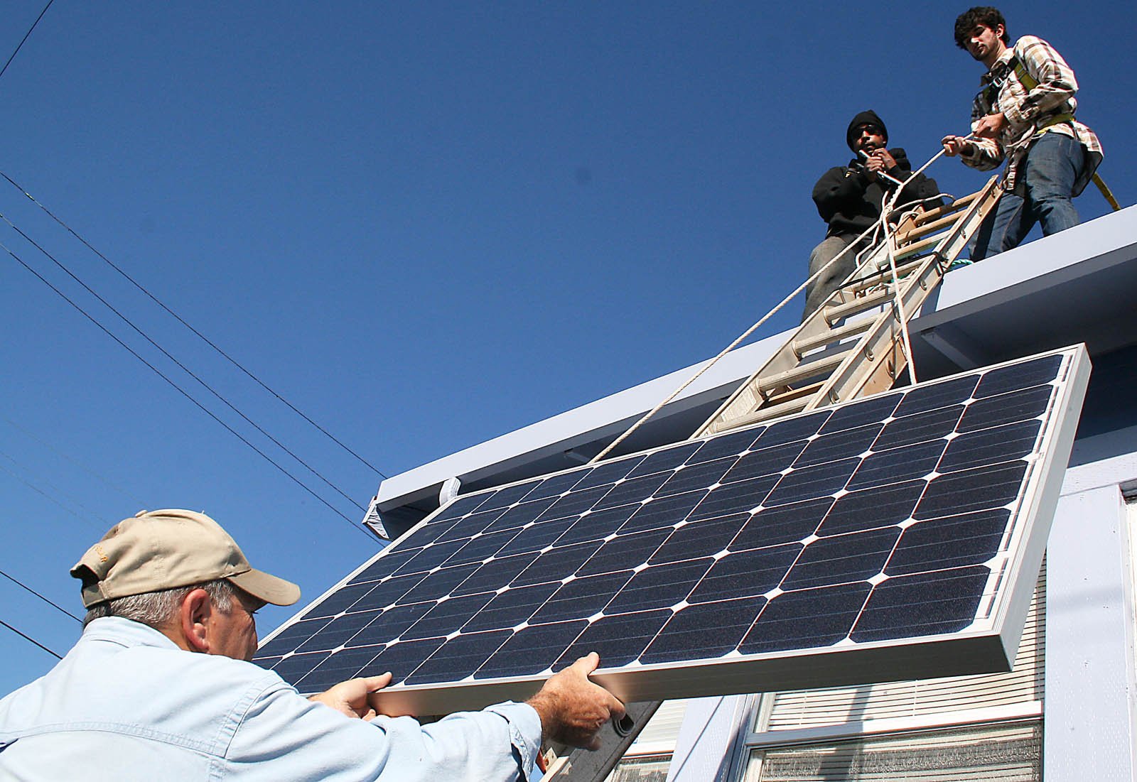 Richmond program installing solar panels with help of local labor ...